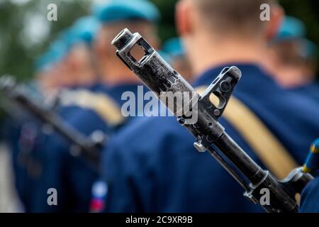 A close-up view of the barrel of a machine gun held by airborne cadets (Blue berets) in formation in Ryazan town, Russia Stock Photo