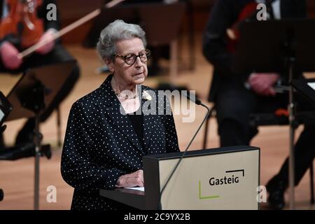 Munich, Deutschland. 03rd Aug, 2020. Widow Liselotte VOGEL speaks her farewell words. Funeral service for the late Muenchner Alt-OB and honorary citizen Dr. Hans-Jochen Vogel (SPD) on 03.08.2020 in the Philharmonie in Gasteig in Muenchen, | usage worldwide Credit: dpa/Alamy Live News Stock Photo