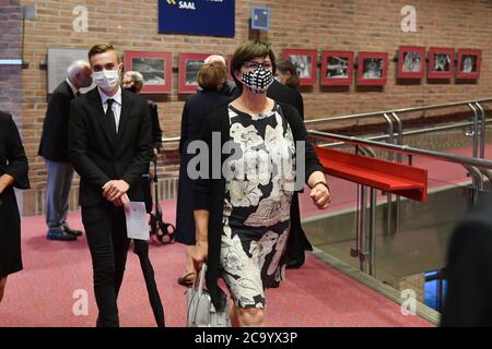Munich, Deutschland. 03rd Aug, 2020. Saskia ESKEN (SPD) with face mask, mask. Funeral service for the late Muenchner Alt-OB and honorary citizen Dr. Hans-Jochen Vogel (SPD) on 03.08.2020 in the Philharmonie in Gasteig in Muenchen, | usage worldwide Credit: dpa/Alamy Live News Stock Photo