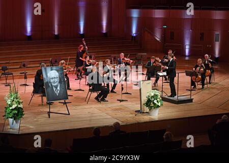 Munich, Deutschland. 03rd Aug, 2020. Muenchner Chamber Orchestra conducted by Clemens SCHULDT. Funeral service for the late Muenchner Alt-OB and honorary citizen Dr. Hans-Jochen Vogel (SPD) on 03.08.2020 in the Philharmonie in Gasteig in Muenchen, | usage worldwide Credit: dpa/Alamy Live News Stock Photo