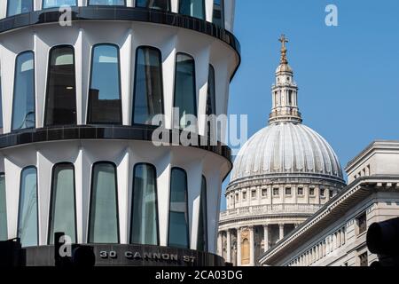 Detail of eastern corner with St. Paul's cathedral in the background. 30 Cannon Street, City of London, United Kingdom. Architect: Whinney, Son & Aust Stock Photo