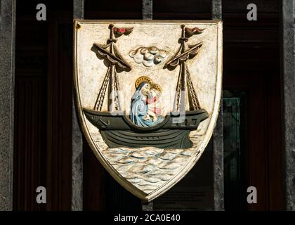 Leith coat of arms: Persevere ship, Virgin Mary and infant Jesus on police station formerly town hall, Edinburgh, Scotland, UK Stock Photo