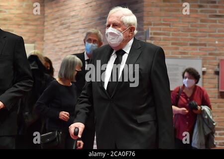 Munich, Deutschland. 03rd Aug, 2020. Bernhard VOGEL (CDU) with mouth protection, mask. Funeral service for the late Muenchner Alt-OB and honorary citizen Dr. Hans-Jochen Vogel (SPD) on 03.08.2020 in the Philharmonie in Gasteig in Muenchen, | usage worldwide Credit: dpa/Alamy Live News Stock Photo