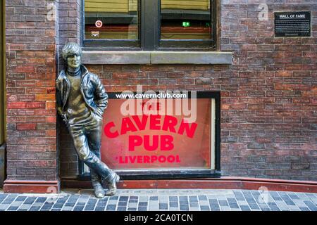 John Lennon Statue Mathew Street Liverpool near the Cavern Club. Wall of Fame showing the names of artists who played at the Cavern Club. Cavern Pub. Stock Photo