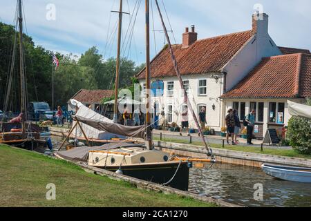 Norfolk Broads, view in summer of the Pleasure Boat Inn pub sited next to  Hickling Staithe in the Norfolk Broads, East Anglia, England, UK. Stock Photo