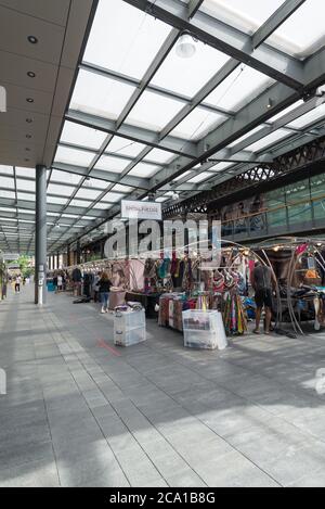 Market traders setting up their stalls in Spitalfields market, London, England, UK Stock Photo