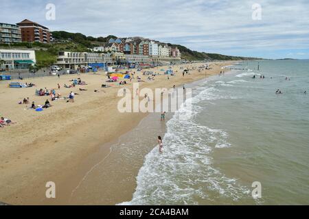 Boscombe, Bournemouth, Dorset, UK, 4th August 2020, Weather. A heatwave is building and temperatures are expected to reach 30 degrees over the next few days. People head to the beach this morning to enjoy the bright sunny weather. Credit: Paul Biggins/Alamy Live News Stock Photo