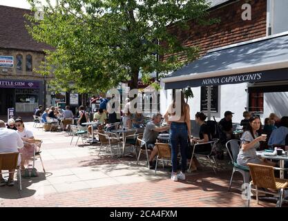 Sevenoaks, Kent,4th August 2020, People dining Alfresco in Sevenoaks, Kent. The forecast is for 20C sunny with a gentle breeze and is to get hotter as the week continues with temperatures expected of 32C or more on Friday. Credit: Keith Larby/Alamy Live News Stock Photo