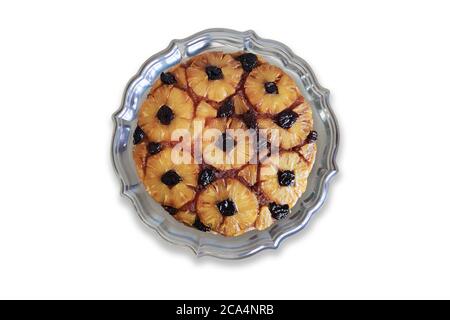 Flat lay of pineapple upside down cake com fundo branco. Copy space Stock Photo
