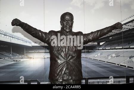 The former Liverpool manager Bill Shankly statue outside the ground ahead of kick-off Stock Photo