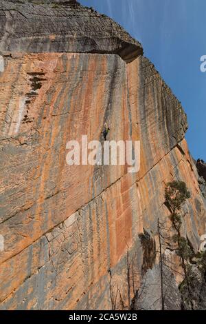 Australia, Victoria, Monts Grampiants, climbing in Eureka Wall, the route is called Archimedes Principle, it is a route without any piton in place, the climbing is done on climbing climbers St?phane Husson Stock Photo