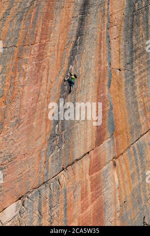 Australia, Victoria, Monts Grampiants, climbing in Eureka Wall, the route is called Archimedes Principle, it is a route without any piton in place, the climbing is done on climbing climbers St?phane Husson Stock Photo