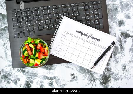 A meal plan for a week. Bowl with vegetable salad in the workplace near the  computer. Lunch in the office during a break between work Stock Photo -  Alamy