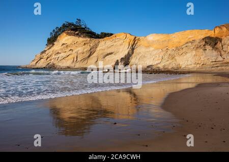 Reflection of cliff and beach, Cape Kiwanda, Pacific City, Oregon Stock Photo