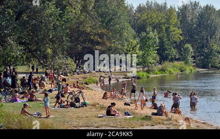 05 August 2020, Saxony-Anhalt, Halle (Saale): Bathers enjoy the midsummer weather on the Saale's bathing beach. Cool places at and on the water will also be in demand during the next days. In many places in Germany the thermometer rises above 30 degrees Celsius. Photo: Hendrik Schmidt/dpa-Zentralbild/dpa Stock Photo