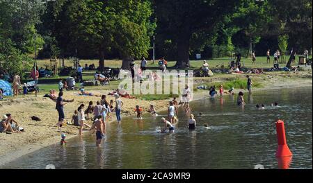 05 August 2020, Saxony-Anhalt, Halle (Saale): Bathers enjoy the midsummer weather on the Saale's bathing beach. Cool places at and on the water will also be in demand during the next days. In many places in Germany the thermometer rises above 30 degrees Celsius. Photo: Hendrik Schmidt/dpa-Zentralbild/dpa Stock Photo