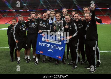 London, UK. 04th Aug, 2020. Fulham Head Coach Scott Parker (c) and his coaching staff celebrate with the trophy after the match. EFL Skybet Championship play off Final, Brentford v Fulham at Wembley Stadium in London on Tuesday 4th August 2020. this image may only be used for Editorial purposes. Editorial use only, license required for commercial use. No use in betting, games or a single club/league/player publications. pic by Steffan Bowen/Andrew Orchard sports photography/Alamy Live news Credit: Andrew Orchard sports photography/Alamy Live News Stock Photo