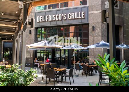 Del Frisco’s Grille in Brookfield Place serves customers in their outdoor plaza on Sunday, August 2, 2020. (© Richard B. Levine) Stock Photo