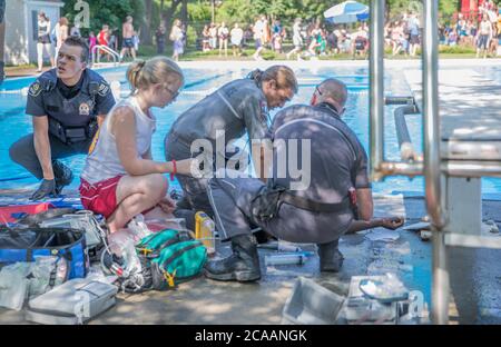 EMS perform cpr on drowning victim Stock Photo - Alamy