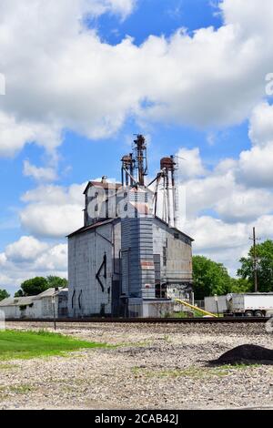 Mazon, Illinois, USA. Small town grain elevator along railroad tracks in north central Illinois. Stock Photo