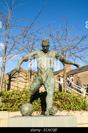 Statue of  Newcastle United football legend Jackie Milburn, 'Wor Jackie' (our Jackie) in Newcastle upon Tyne, England, United Kingdom Stock Photo