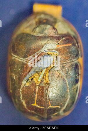 Egypt, Cairo, Tutankhamon jewellery, from his tomb in Luxor : Resin scarab, with a wire in gold and a sculpted Benu (heron) bird. Stock Photo