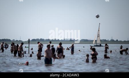 Varel, Germany. 06th Aug, 2020. A sailboat sails along the beach of Dangast. Credit: Sina Schuldt/dpa/Alamy Live News Stock Photo