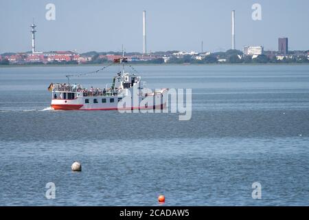 Varel, Germany. 06th Aug, 2020. An excursion boat with tourists crosses the North Sea. Credit: Sina Schuldt/dpa/Alamy Live News Stock Photo