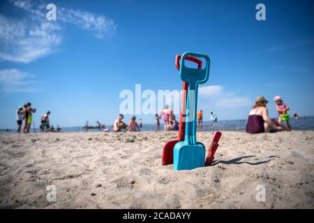 Varel, Germany. 06th Aug, 2020. Visitors enjoy the good weather at the beach of Dangast. Credit: Sina Schuldt/dpa/Alamy Live News Stock Photo