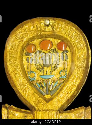 Egypt, Cairo, Tutankhamon jewellery : Mirror case in the shape of an Ankh sign. Inside the loop, a winged scarab. Stock Photo