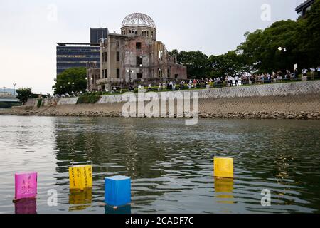 Hiroshima, Japan. 6th Aug, 2020. Paper lanterns float on the Motoyasu River near to the Atomic Bomb Dome. Due to the new coronavirus pandemic, the public was not allowed to participate during the lantern floating event this year. A small group of volunteers and organizers released a few float lanterns, in memory of victims of the atomic bombing, during the 75th anniversary of the atomic bombing of Hiroshima, Thursday. Credit: Rodrigo Reyes Marin/ZUMA Wire/Alamy Live News Stock Photo