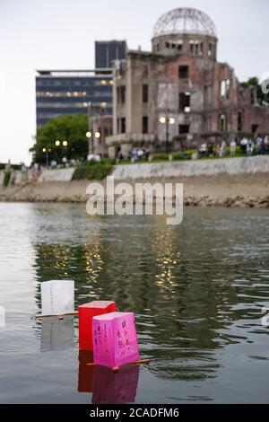 Hiroshima, Japan. 6th Aug, 2020. Paper lanterns float on the Motoyasu River near to the Atomic Bomb Dome. Due to the new coronavirus pandemic, the public was not allowed to participate during the lantern floating event this year. A small group of volunteers and organizers released a few float lanterns, in memory of victims of the atomic bombing, during the 75th anniversary of the atomic bombing of Hiroshima, Thursday. Credit: Rodrigo Reyes Marin/ZUMA Wire/Alamy Live News Stock Photo