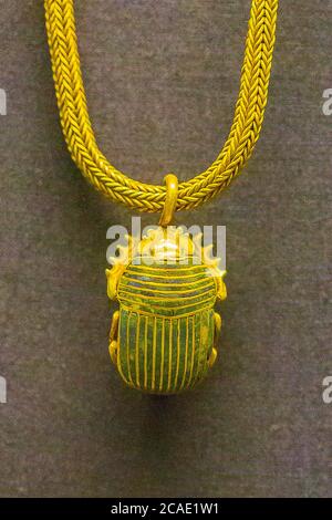 Egypt, Cairo, Egyptian Museum, a golden necklace with a scarab pendant, found in the tomb of the queen Ahhotep, the mother of Ahmosis, Dra Abu el Naga. Stock Photo