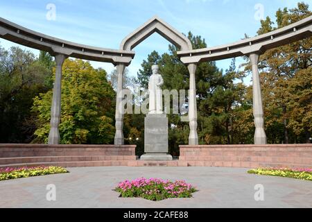 Statue of Kurmanjan Datka in Dubovy Park in Bishkek, Kyrgyzstan. Also know as Tsaritsa of Alai and Queen of the South. Kurmanzhan monument in Oak Park. Stock Photo