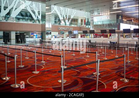 30.07.2020, Singapore, , Singapore - Closed departure counters in the empty departure hall of Terminal 1 at Changi Airport. The global spread of the c Stock Photo