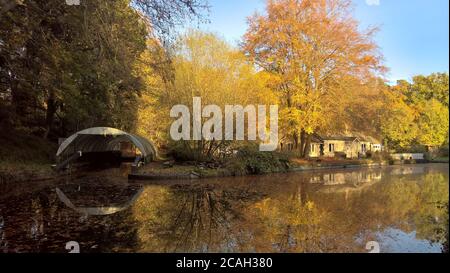 Autumn colours by a cottage along the beautiful Basingstoke Canal near Deepcut in Surrey Stock Photo