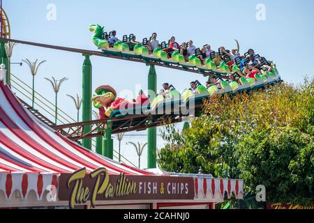 Southend on Sea, Essex 7th August 2020 Sunseekers flock to the beach at Southend on Sea on one of the hottest days of the year. Credit: Ian Davidson/Alamy Live News Stock Photo