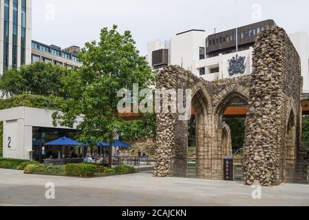 Alongside the ruin of the Tower of St. Elsyng Spital,people dine al fresco at the Barbie GREEN Aussie cafe/restaurant, London Wall, Barbican, London Stock Photo