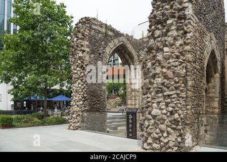 Alongside the ruin of the Tower of St. Elsyng Spital,people dine al fresco at the Barbie GREEN Aussie cafe/restaurant, London Wall, Barbican, London Stock Photo