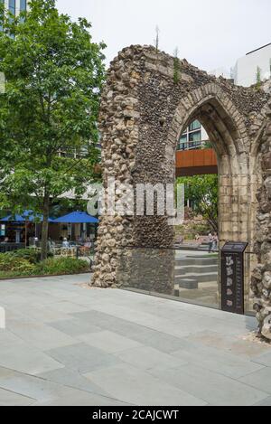 Alongside the ruin of the Tower of St. Elsyng Spital,people dine al fresco at the Barbie GREEN Aussie cafe/restaurant, London Wall, Barbican, London Stock Photo