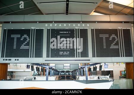 05.08.2020, Singapore, Republic of Singapore, Asia - Flight information display inside the closed and empty departure hall at Changi Airport T2. Stock Photo