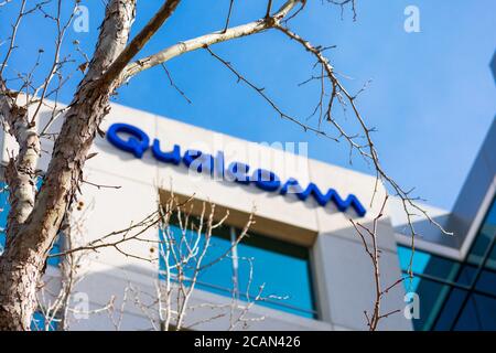 Blurred Qualcomm logo and sign at company office in Silicon Valley, high-tech hub of San Francisco Bay Area - Santa Clara, CA, USA - October 2019 Stock Photo