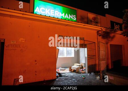 Cape Town, SOUTH AFRICA - August 07 2020: A small cellphone repair shop in New Eisleben Road in Philippi was looted by protesters after the road was barricaded during the evening on August 07, 2020 in Cape Town, South Africa.  (Photo by Roger Sedres) Credit: Roger Sedres/Alamy Live News Stock Photo