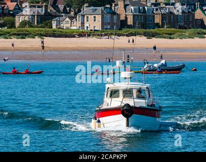 North Berwick, East Lothian, Scotland, 8th August 2020. UK Weather: Perfect day for water sports. A warm sunny day in the Firth of Forth attracts people to take to the water. Sea kayakers out in West Bay and Braveheart tourist boat cleaving through the water Stock Photo