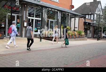 Sevenoaks, Kent,8th August 2020, People out and about in Sevenoaks, Kent. The forecast is for 30C sunny with a gentle breeze and is to continue with high temperatures for the next few days. Credit: Keith Larby/Alamy Live News Stock Photo
