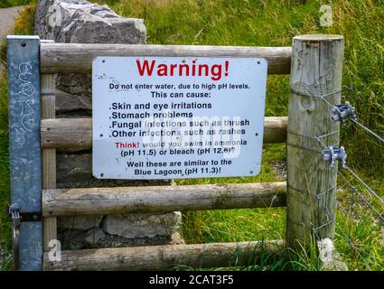 Warning signs near The Blue Lagoon, old quarry workings, near Harpur Hill, Buxton, Derbyshire, with its dangerous alkali water Stock Photo