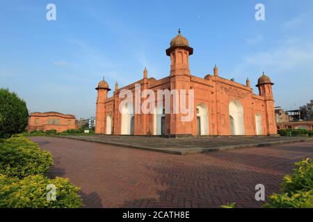 Stock-Photo-17th century Mughal tomb of Bibi Pari in Lalbagh Fort also known as Kella Lalbag or Fort Aurangbad fort complex, Dhaka, Bangladesh. Stock Photo