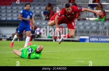 Munich, Germany. 08th Aug, 2020. Football: Champions League, knockout rounds, round of 16, second leg: FC Bayern Munich - FC Chelsea at the Allianz Arena. Chelsea goalkeeper Willy Caballero (below) and Munich's Robert Lewandowski (r) fight for the ball. Caballero of Chelsea concedes a penalty kick following a challenge on Bayern's Lewandowski. Credit: Sven Hoppe/dpa/Alamy Live News Stock Photo