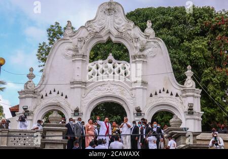 Colombo, western province, Sri Lanka. 9th Aug, 2020. Sri Lankan former leader Prime Minister Mahinda Rajapaksa, his younger brother Sri Lankan President Gotabaya Rajapaksa waves leaves after the swearing in ceremony at Kelaniya Buddhist Temple in Colombo, Sri Lanka, August 9, 2020. Credit: Pradeep Dambarage/ZUMA Wire/Alamy Live News Stock Photo