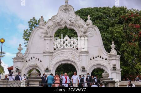 Colombo, western province, Sri Lanka. 9th Aug, 2020. Sri Lankan former leader Prime Minister Mahinda Rajapaksa (C), wife Shiranthi Rajapaksa (L) and his younger brother Sri Lankan President Gotabaya Rajapaksa (R) waves leaves after the swearing in ceremony at Kelaniya Buddhist Temple in Colombo, Sri Lanka, August 9, 2020. Credit: Pradeep Dambarage/ZUMA Wire/Alamy Live News Stock Photo